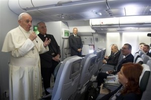 Pape Francois dans l'avion au retour de Rio