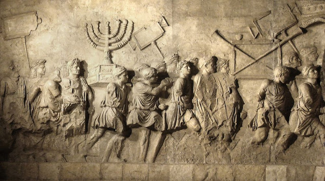 Arc de triomphe de Titus (les soldats romains portent la ménorah)